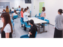 マナーや接遇を学ぶ秘書実務の授業