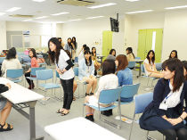 マナーや接遇を学ぶ秘書実務の授業