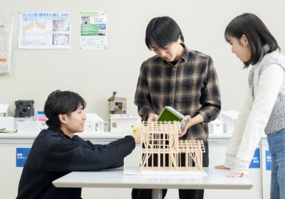 手を動かして学ぶ「建築図学」
